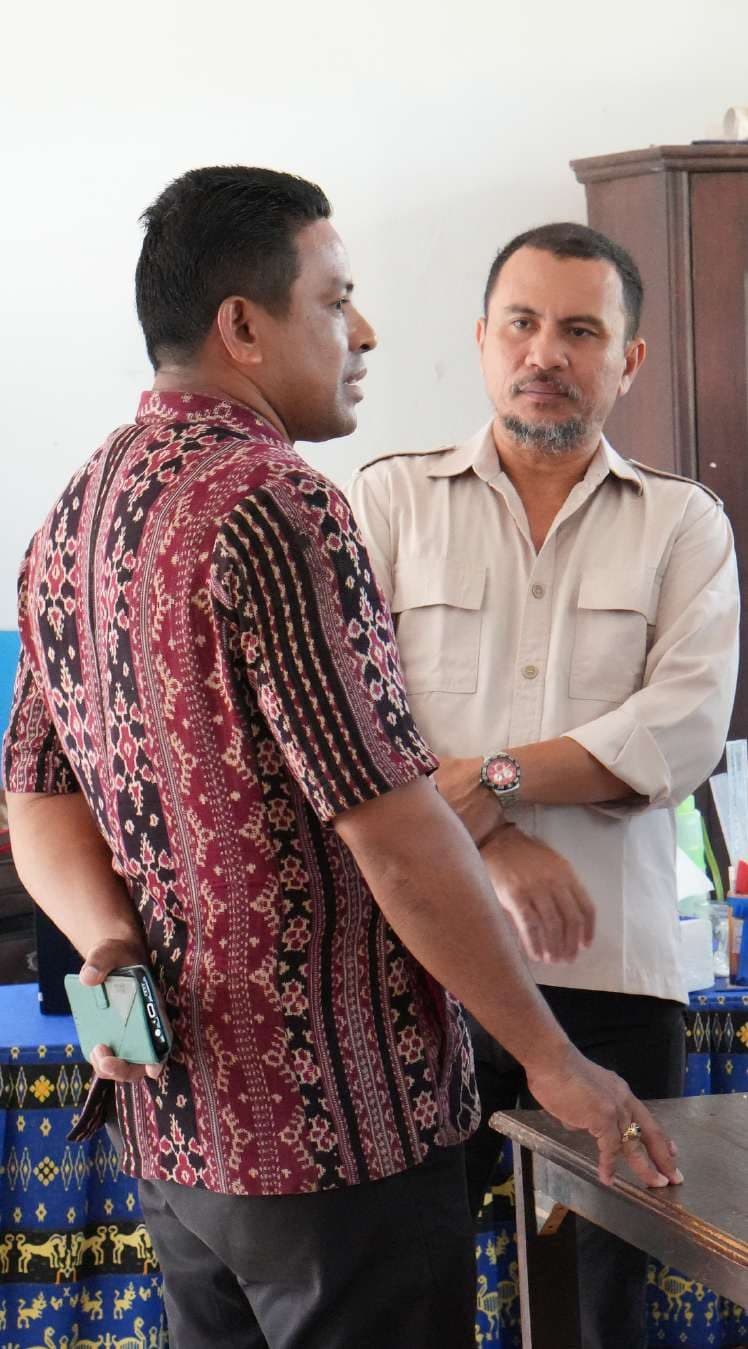 Dua anggota tim berbincang dalam kunjungan lapangan