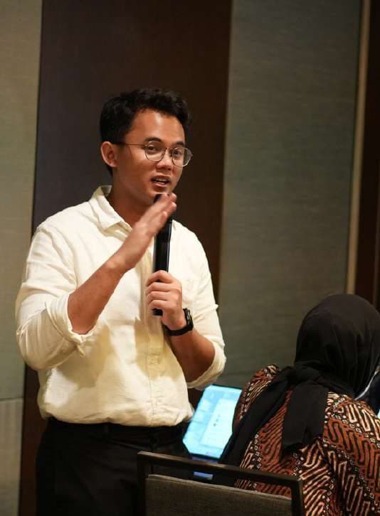 Narasumber menyampaikan materi sharing knowledge